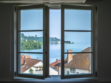 Sprossenfenster mit Aussicht auf Bodensee